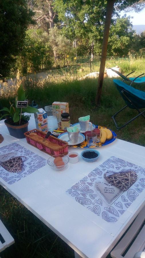 Bed and Breakfast Les Cigales Villelaure Esterno foto