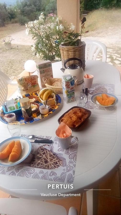 Bed and Breakfast Les Cigales Villelaure Esterno foto