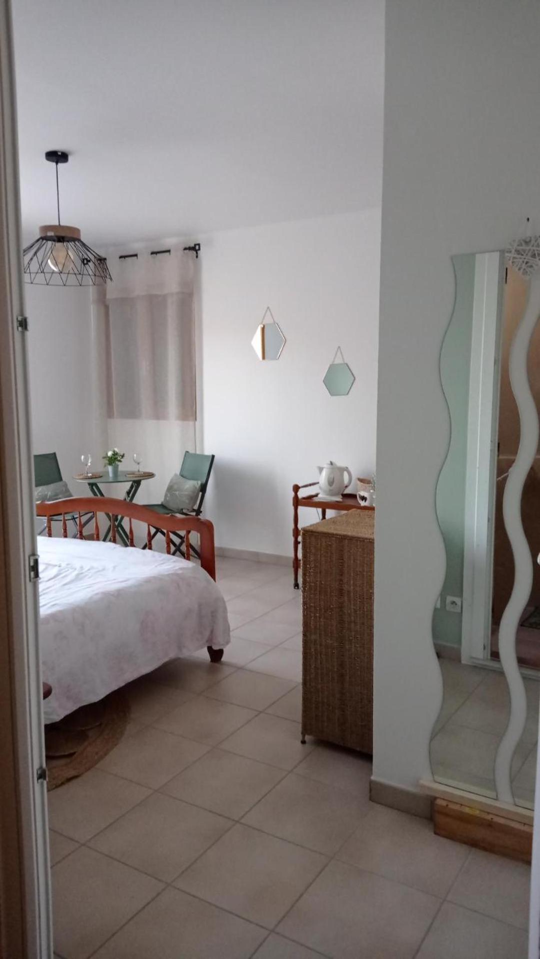 Bed and Breakfast Les Cigales Villelaure Esterno foto